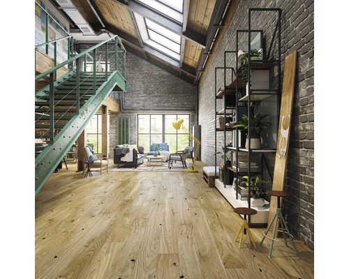 Obývacia izba s drevenou podlahou, schodiskom, regálmi a posedením