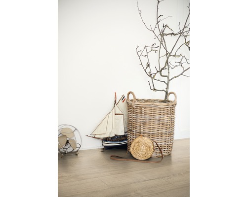 Dekoratívna scéna s pleteným košom, modelom lode a ventilátorom