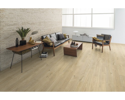 Svetlá obývacia izba s laminátovou podlahou, pohovkou a stolom