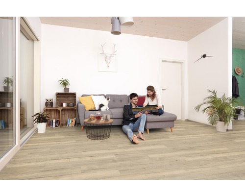 Obývacia izba so svetlou drevenou podlahou, pohovkou a dvoma osobami