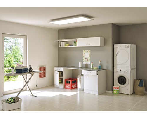 Svetlá práčovňa s práčkou, sušičkou, žehliacou doskou, nástennými skriňami a osvetlením