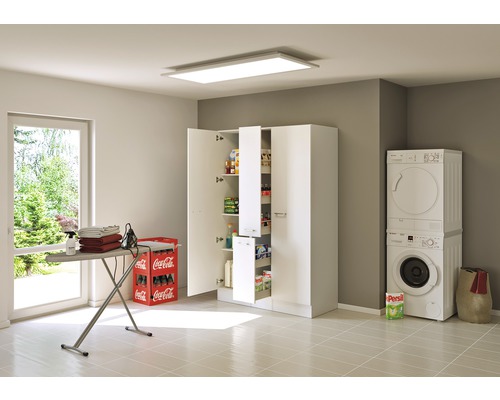 Svetlá práčovňa s práčkou, sušičkou, žehliacou doskou a vysokou skriňou s policami