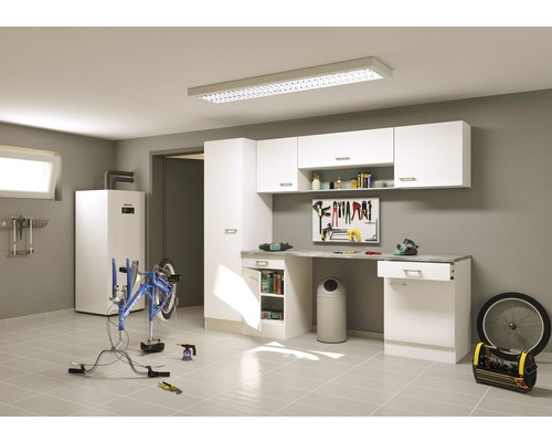 Dielňa s pracovným stolom, skriňami, náradím a stojanom na opravu bicyklov