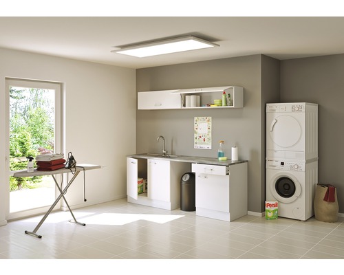 Svetlá práčovňa s práčkou, sušičkou, žehliacou doskou a umývadlom