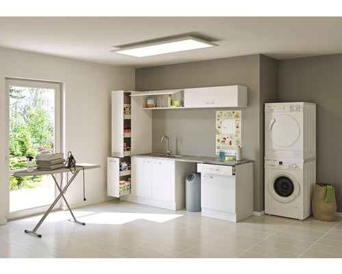 Svetlá práčovňa s práčkou, sušičkou, umývadlom, skriňami a žehliacou doskou