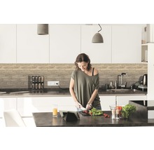 Moderná kuchyňa s drevenými panelmi a žena krájajúca zeleninu