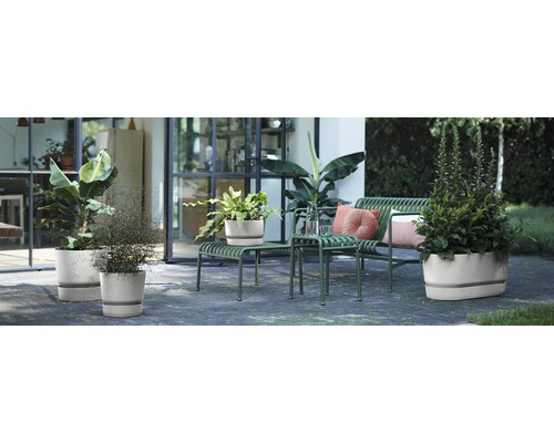 Vonkajší priestor s rastlinami v kvetináčoch, sedením a dekoratívnymi prvkami pre terasu alebo záhradu