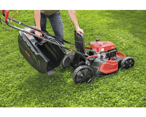 Benzínová kosačka s košom na trávu na trávniku