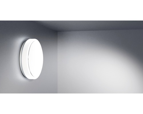 Biele okrúhle nástenné svietidlo v miestnosti