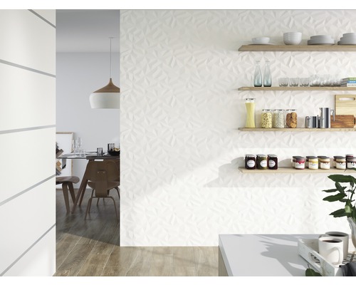 Svetlá kuchyňa s 3D obkladačkami a drevenými nástennými policami