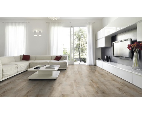 Svetlá obývacia izba s pohovkou, konferenčným stolíkom a laminátovou podlahou s dreveným vzhľadom.