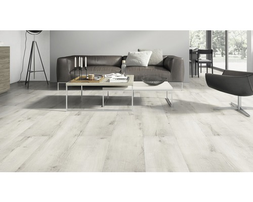 Obývacia izba s laminátovou podlahou s dreveným vzhľadom, pohovkou a stolom