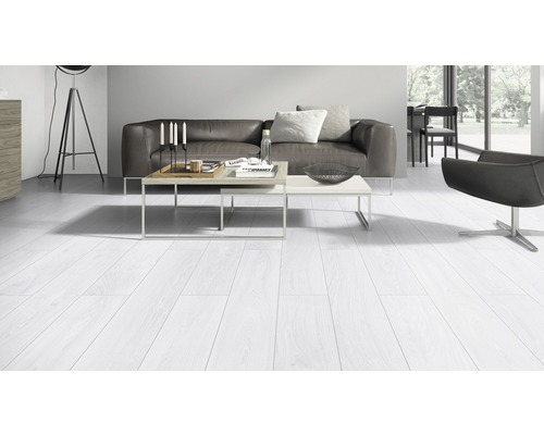 Obývacia izba so svetlou drevenou podlahou, pohovkou, stolom a stoličkou