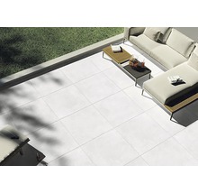 Terasa s dlaždicami a záhradným nábytkom