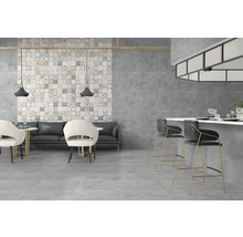 Svetlý interiér s podlahovými dlaždicami, stoličkami, barovými stoličkami a obkladačkami