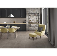 Príklad miestnosti s kuchynským kútom, jedálenským priestorom a kreslom na podlahových dlaždiciach.