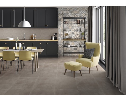 Príklad miestnosti s kuchynským kútom, jedálenským priestorom a kreslom na podlahových dlaždiciach.