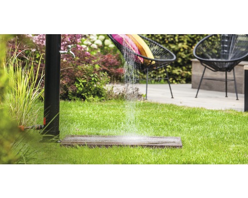 Záhradná scéna so stojacou sprchou, trávnikom a vonkajším posedením