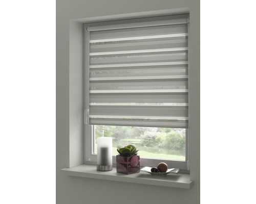 Okno s roletou s vodorovnými pruhmi na reguláciu svetla