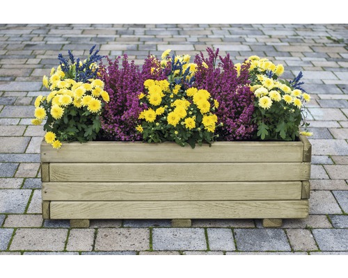 Drevený kvetináč so žltými a fialovými kvetmi