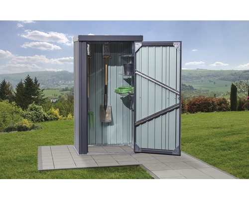 Otvorená kôlňa na náradie so záhradným náradím v záhrade.