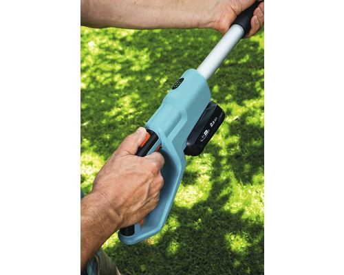 Detailný záber akumulátorových nožníc na trávu s rukoväťou