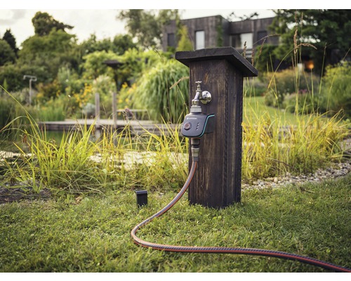 Ovládanie zavlažovania s vodovodným kohútikom a hadicou v záhrade