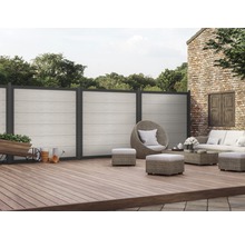 Vonkajší priestor s plotom, terasou a záhradným nábytkom