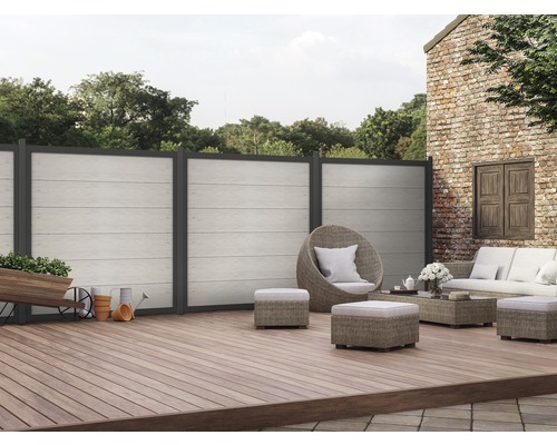 Vonkajší priestor s plotom, terasou a záhradným nábytkom