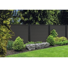 Záhrada s moderným plotom a okrasnými rastlinami