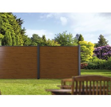 Záhrada s dreveným plotom na ohraničenie pozemku