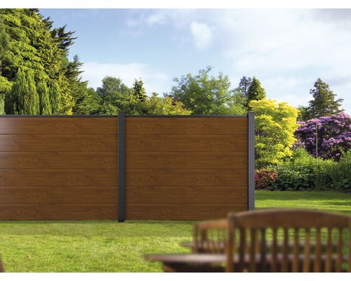 Záhrada s dreveným plotom na ohraničenie pozemku