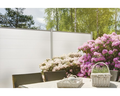 Záhradná scéna so zástenou, stolom a kvetmi