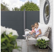 Ochranný plot so sediacimi deťmi na lavičke v záhrade