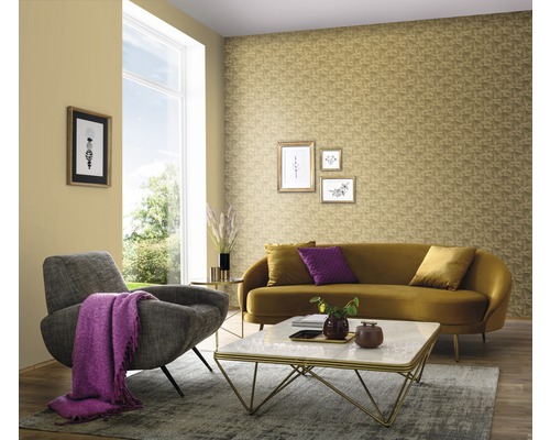 Obývacia izba s pohovkou, kreslom, konferenčným stolíkom a vzorovanou tapetou