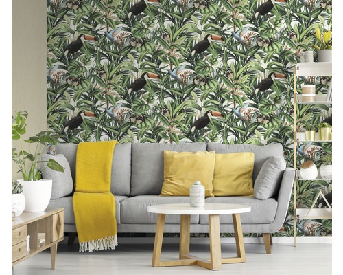 Obývacia izba s tapetou džungle s rastlinnými a tukanovými motívmi