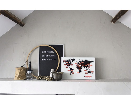 Dekorácia so svetovou mapou, citátovou tabuľou a lampou na polici