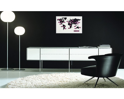 Interiér s dvoma stojacími lampami, príborníkom, kreslom a mapou sveta na stene.