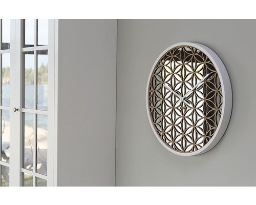 Okrúhle nástenné hodiny s kvetinovým vzorom na stene