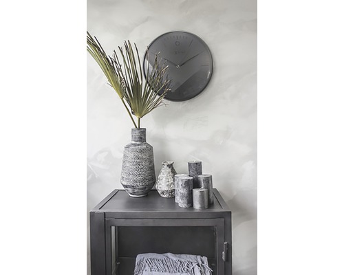 Dekoratívny interiér so skrinkou, stolnými hodinami, vázou, sviečkami a ozdobou