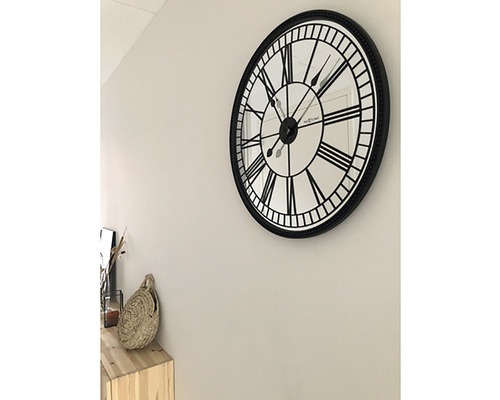 Nástenné hodiny s rímskymi číslicami a zrkadlom