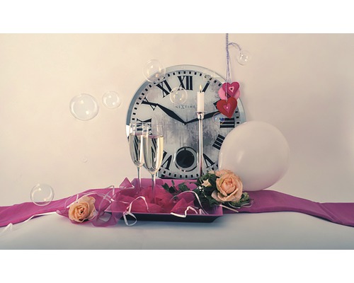 Dekorácia s hodinami, pohármi na sekt, sviečkou, balónom a ružami