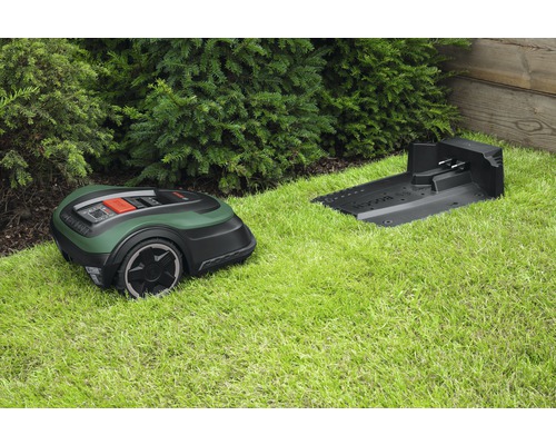 Robotická kosačka s nabíjacou stanicou na trávniku