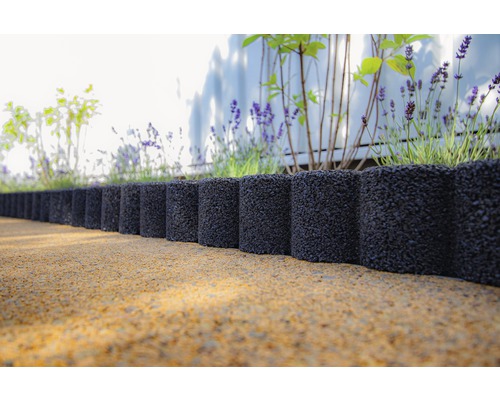 Záhradná scéna s obrubníkom z gumového granulátu