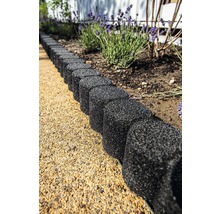 Záhradný chodník s obrubníkmi a levanduľou