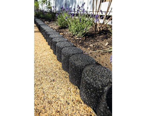 Záhradný chodník s obrubníkmi a levanduľou