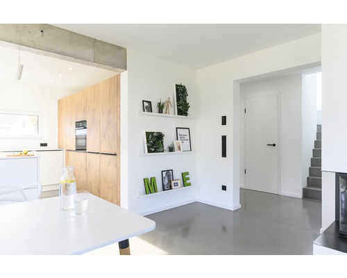 Svetlá obývacia izba s kuchyňou, policami a jedálenským stolom