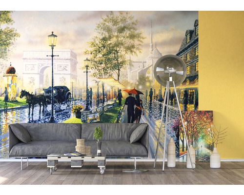 Obývacia izba s fototapetou s motívom Paríža, vrátane Víťazného oblúka a Eiffelovej veže.