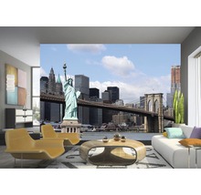 Obývacia izba s fototapetou, ktorá zobrazuje Sochu slobody a Brooklynský most a vytvára tak svetlú a priestrannú atmosféru.