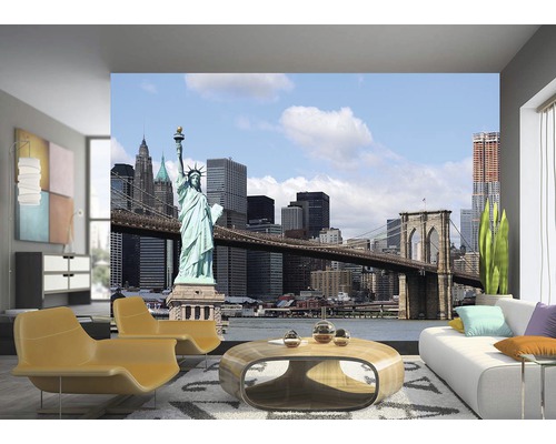 Obývacia izba s fototapetou, ktorá zobrazuje Sochu slobody a Brooklynský most a vytvára tak svetlú a priestrannú atmosféru.